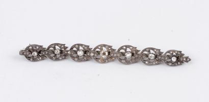 Broche en argent, ornée de 7 motifs enchevêtrés...