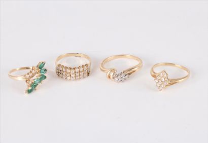 Lot de 4 bagues en or 14K (585) serties d’émeraudes...