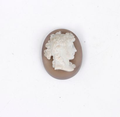 Camée sur agate représentant une jeune femme...