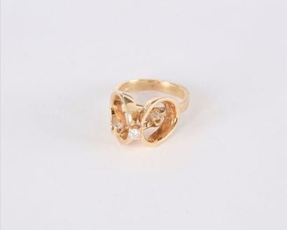 Bague en or 14K (585) ornée de 3 diamants...
