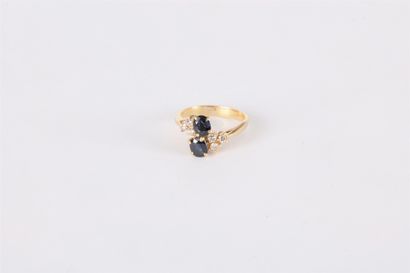 Bague en or 18K (750) sertie de deux saphirs...