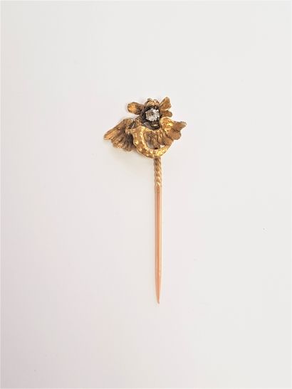 Epingle de revers en or 18K (750) sommée...