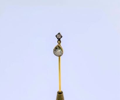 Epingle de revers en or 18K (750) sommée...