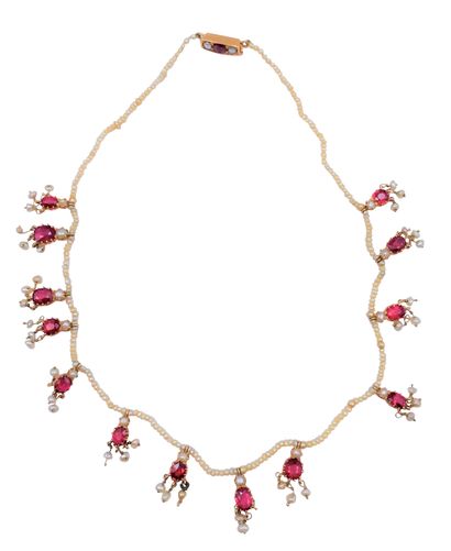 Collier de petites perles scandées de motifs...