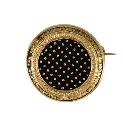 Broche ronde en or 18K (750), à décor ciselé...