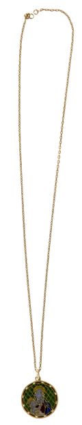 Médaille en or 18K (750) à décor émaillé...