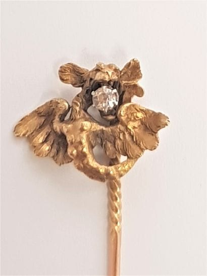 Epingle de revers en or 18K (750) sommée...