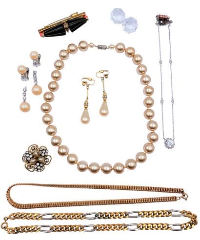 Lot de bijoux fantaisie comprenant : 4 colliers,...