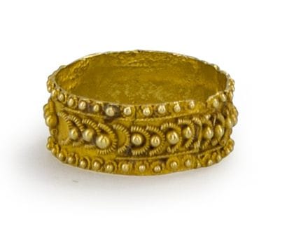 Bague bandeau en or 14K (585) ornée de grénetis....