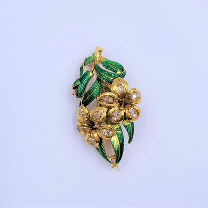 Broche feuillagée en or 18K (750), les feuilles...