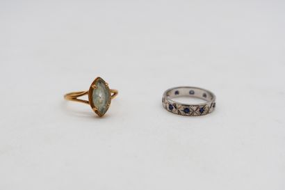 Lot de deux bagues en or 18K (750), l'une...