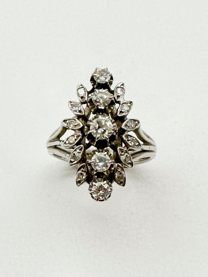 Bague marquise en or gris 18K (750) sertie...