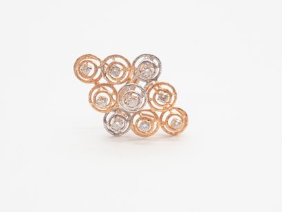 Bague losangique deux ors 9K (375), ornée...