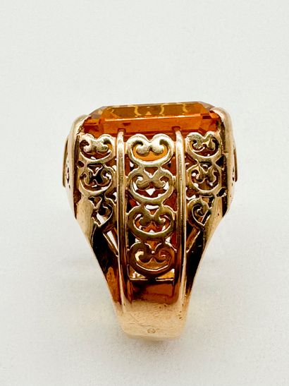 Bague en or 18K (750), la corbeille ajourée...