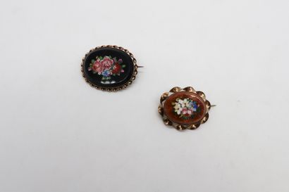 Lot de deux broches en métal doré, ornées...