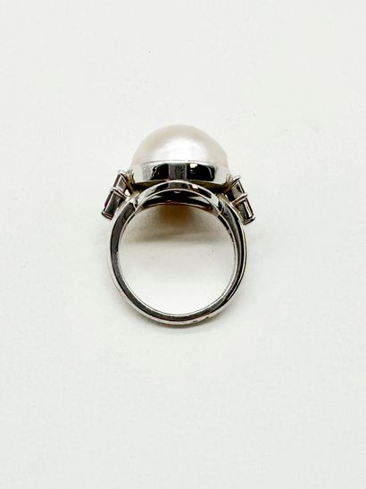 Bague en or gris 18K (750), ornée d'une soufflure...