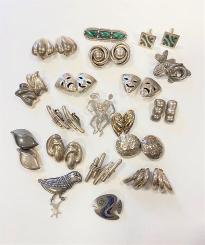 Lot de bijoux en argent comprenant : 12 paires...