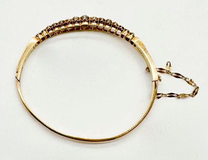 Bracelet ouvrant en or 18K (750) serti d'une...