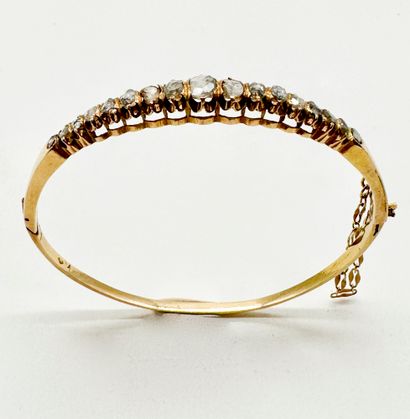 Bracelet ouvrant en or 18K (750) serti d'une...