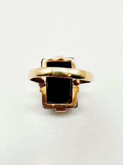 Bague en or 18K (750), ornée d'un camée en...