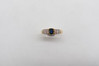 Bague deux tons d'or 18K (750), sertie d'un...