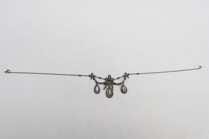 Collier en argent, le décolleté à décor de...