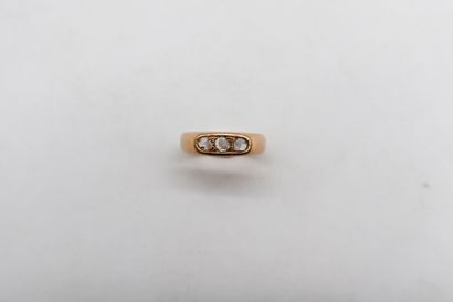 Bague en or 18K (750), ornée de 3 diamants...