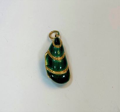 Pendentif en or 18K (750) et émail vert représentant...