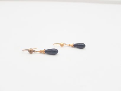 Paire de pendants d'oreilles en or 18K (750)...