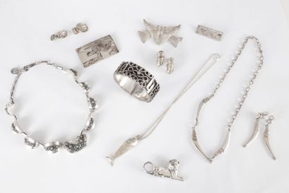 Lot de bijoux en argent comprenant : un collier...