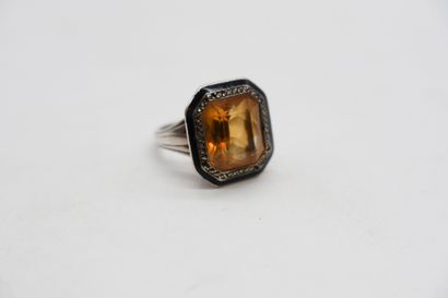 Bague en argent, ornée d'une citrine facettée...