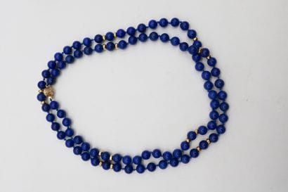 Lot de bijoux comprenant : une paire de boucles...