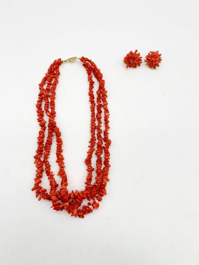 * Collier de 3 rangs de bruts de corail,...