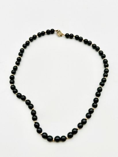 Collier de boules de jade noir scandé de...
