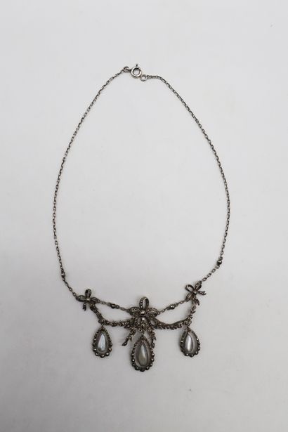 Collier en argent, le décolleté à décor de...
