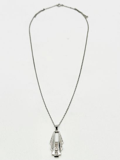 Collier en or gris 18K (750) retenant un...