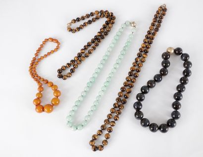 Cinq colliers de billes de pierres dures...
