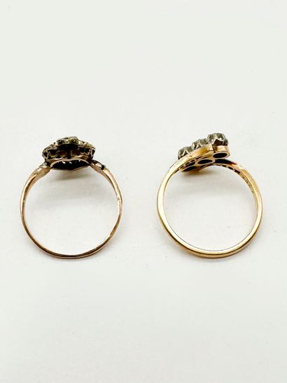 Suite de deux bagues : l'une, croisée, en...