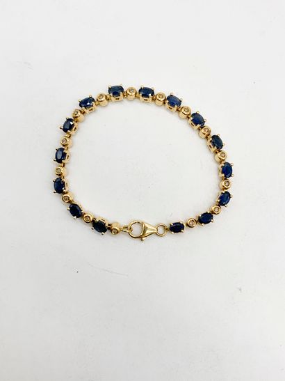 Bracelet en or 18K (75), articulé de saphirs...
