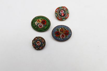 Suite de quatre broches ovales et rondes...