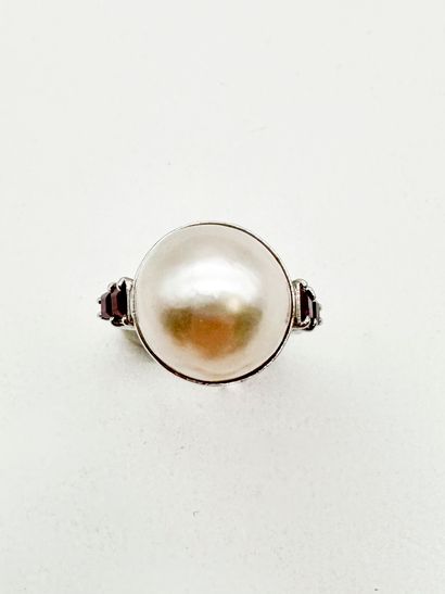 Bague en or gris 18K (750), ornée d'une soufflure...