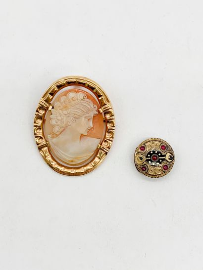Lot en or 18K (750) comprenant : une broche-pendentif...