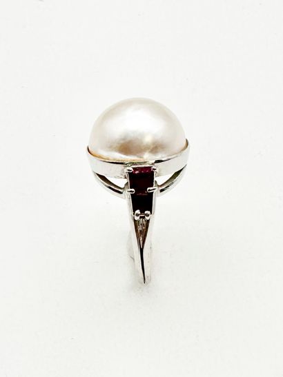 Bague en or gris 18K (750), ornée d'une soufflure...