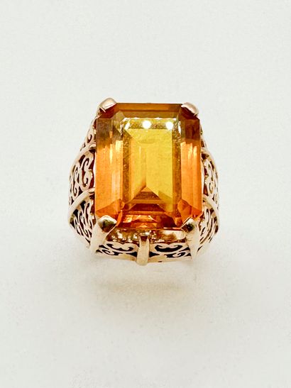 Bague en or 18K (750), la corbeille ajourée...
