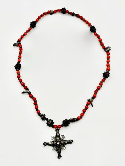 *Chapelet en argent scandé de perles de corail...