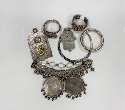 Important lot de bijoux en argent comprenant...