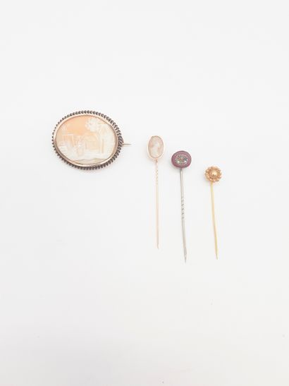 Lot comprenant : une épingle en or 18K (750)...