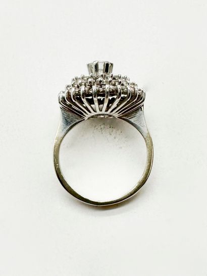 Bague pompon en or gris 18K (750), ornée...