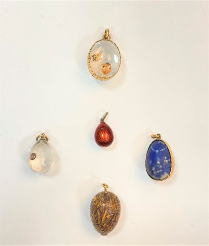 Suite de 5 pendentifs en forme d'oeufs, trois...