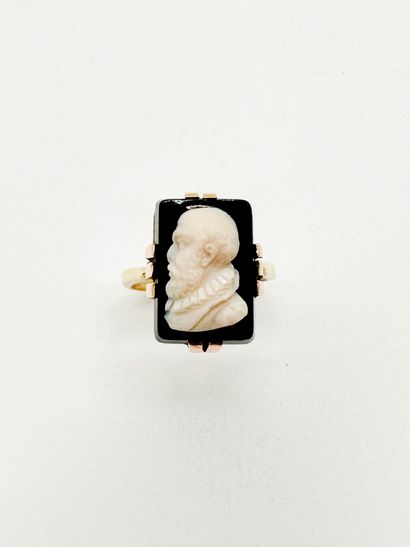Bague en or 18K (750), ornée d'un camée en...